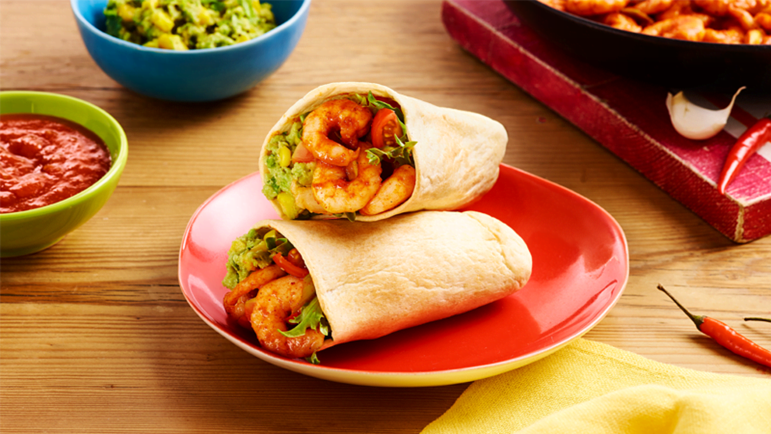 Copos de tortilla com camarões ao alho e malagueta e com guacamole de abacate e milho doce